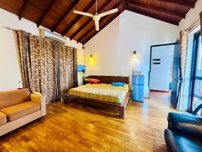 4 Bedroom House with Swimming Pool for Sale in Thalapathpitiya