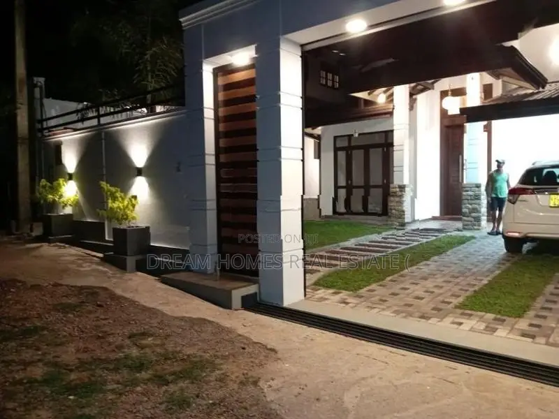 Modern 4-Bedroom House for Sale in Athurugiriya