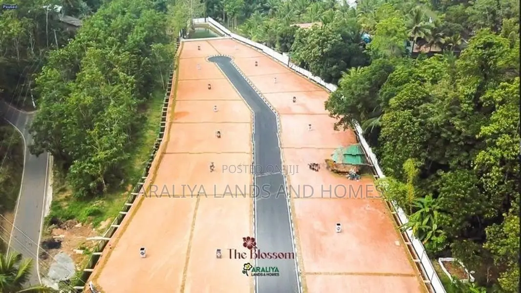 Residential land for sale නුවර පාරට ආසන්නයෙන් නේවාසික බිම් කොටස්