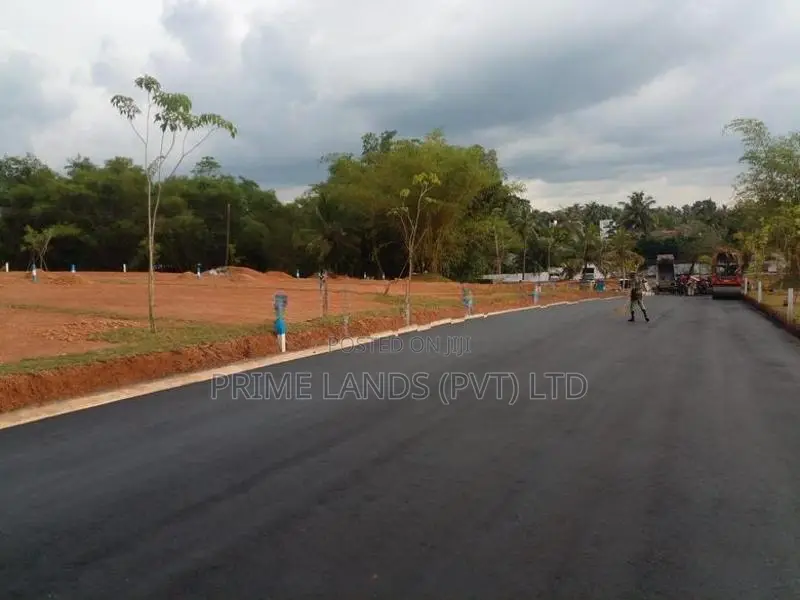 ගමිපහ කච්චේරිය අසලින්ම සුපිරි බිම්කොටස්