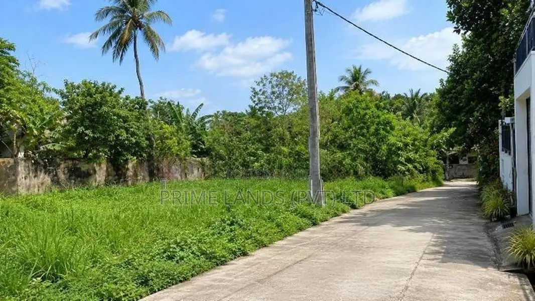 කඩවතින් ඉඩමක් විකිණීමට