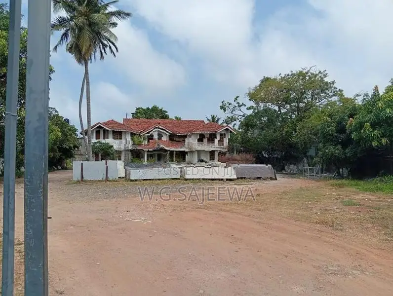 Main Road Facing House for Sale in Seeduwa Town