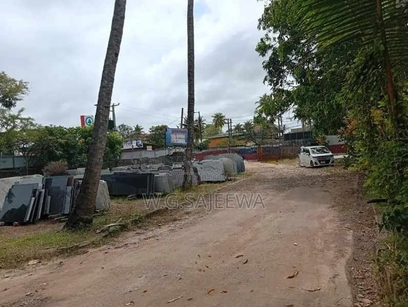 Main Road Facing House for Sale in Seeduwa Town