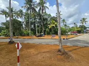 Yakkala නගරයෙන් නුවර පාරට අතේ දුරින් (500m) ඉඩමක්