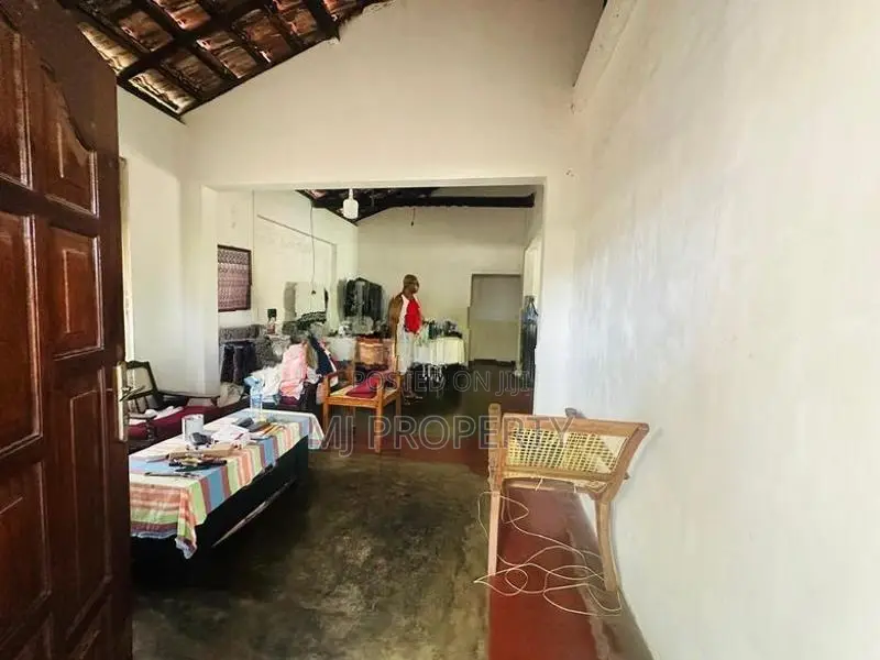 ( YS-1079) Valuable Residential Bare Land With House Sale in Kottawa