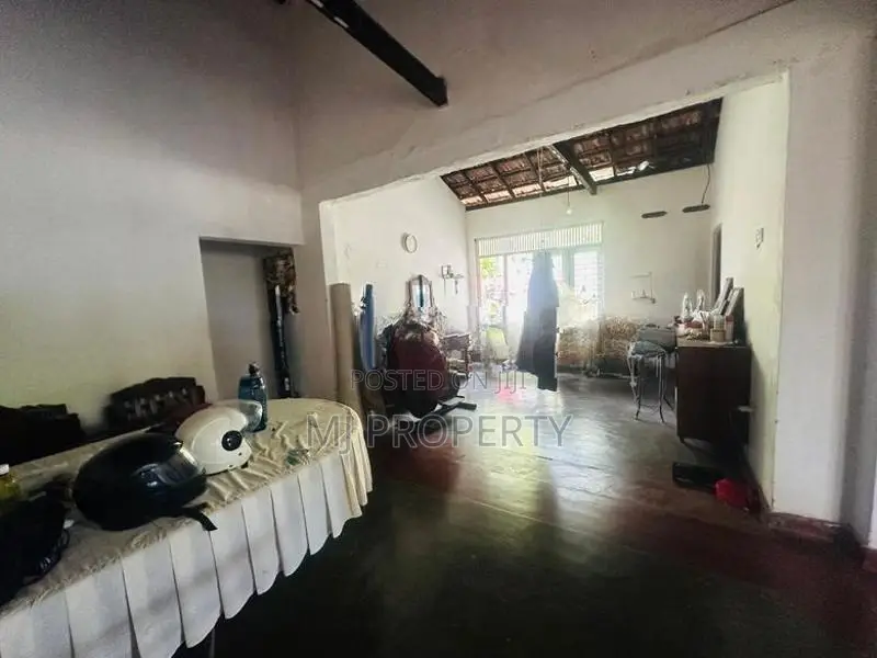 ( YS-1079) Valuable Residential Bare Land With House Sale in Kottawa