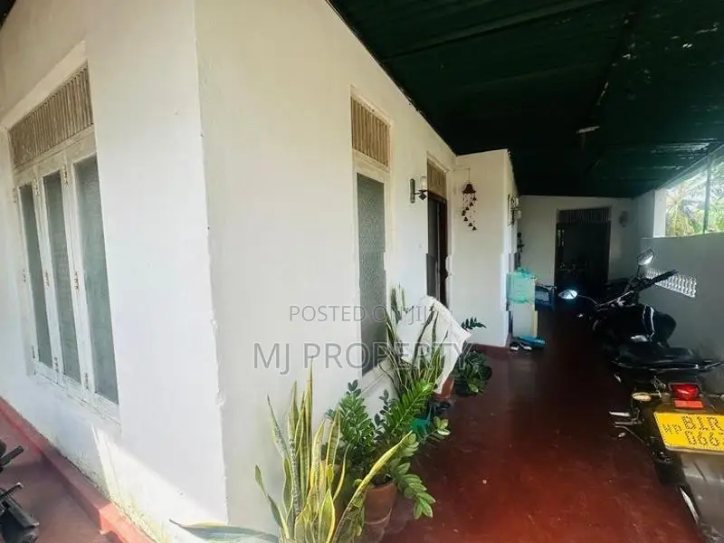 ( YS-1079) Valuable Residential Bare Land With House Sale in Kottawa