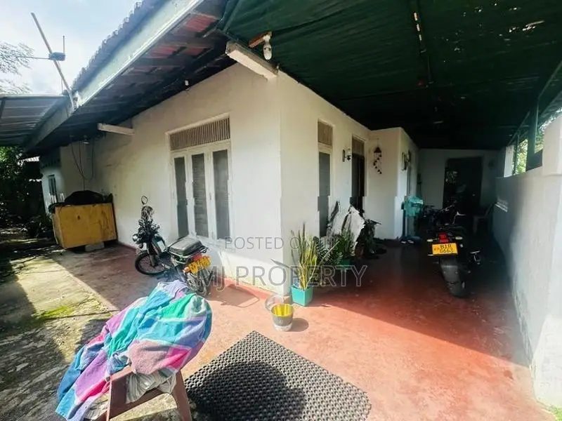 ( YS-1079) Valuable Residential Bare Land With House Sale in Kottawa