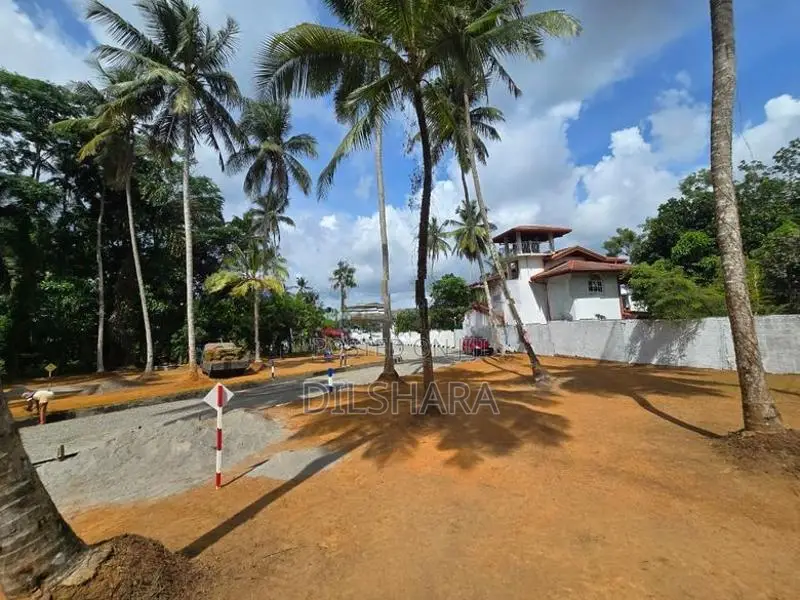 Yakkala Land නුවර පාරට 500ක් නුදුරින් වටින ඉඩමක්