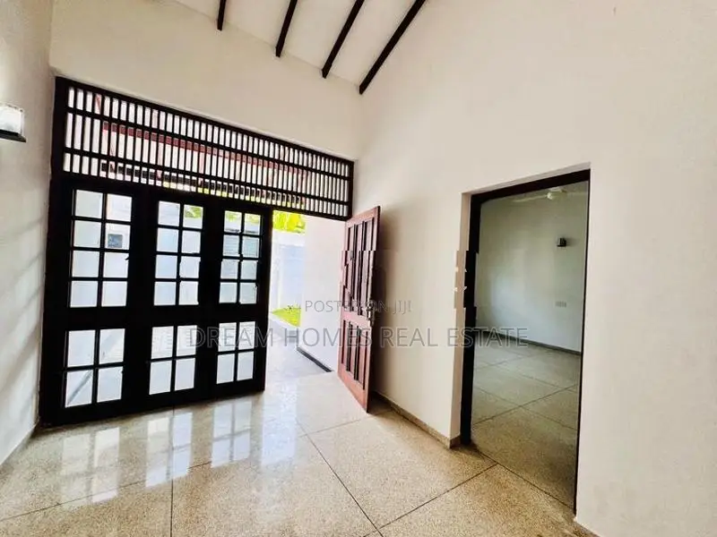 17 Perch Luxury House for Sale – Nugegoda