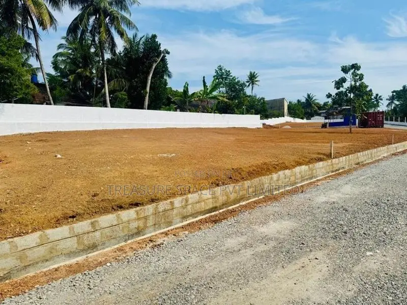 Land for Sale at Homagama City Limits (Urban Life)