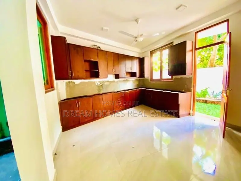 Brand New 3 Storied House for Sale in Piliyandala City.