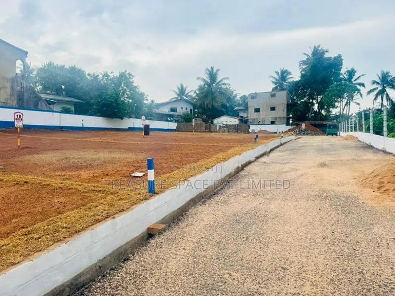 Land for Sale at Homagama City Limits (Urban Life)
