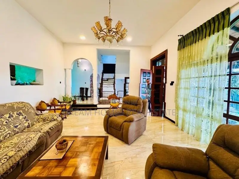 3-Story Home with Scenic Rooftop Lounge – Koswatta