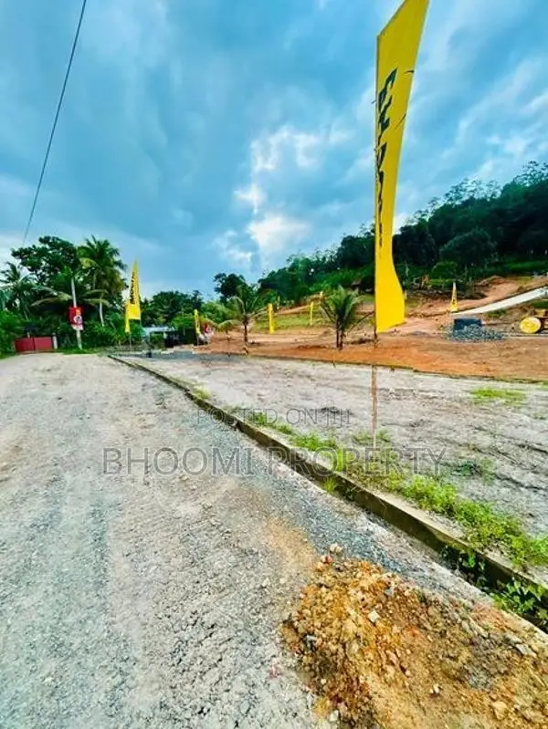 උඩුගම පාර ජයන්ති හංදියෙන් අගනා බිම් කොටස්