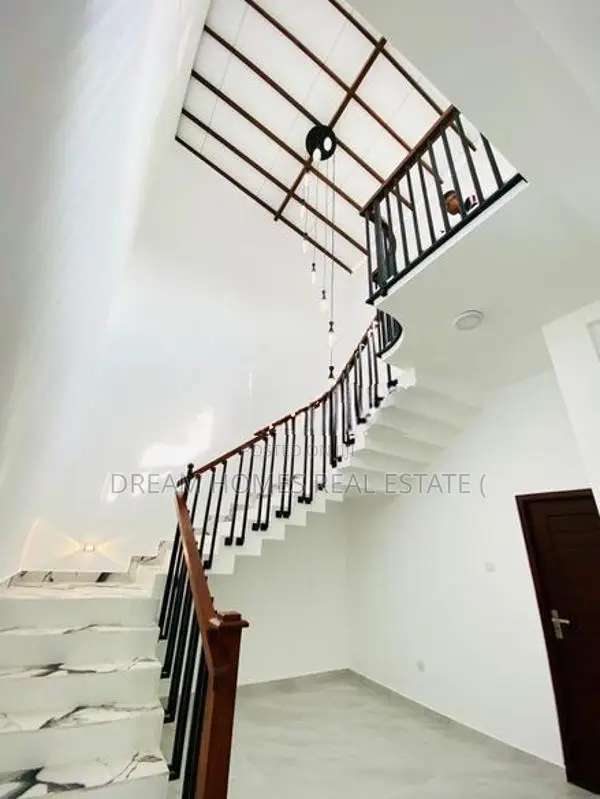Luxury Two-Storey Family Home in Athurugiriya