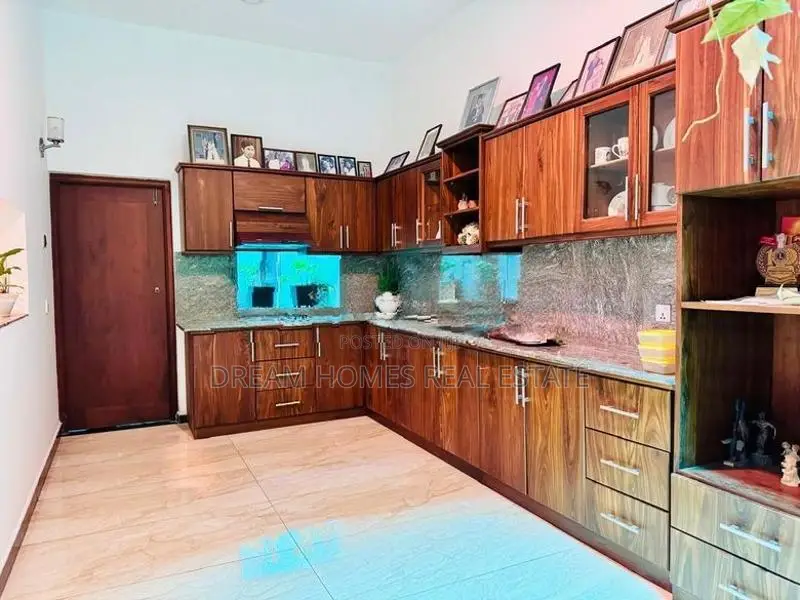 3-Story Home with Scenic Rooftop Lounge – Koswatta