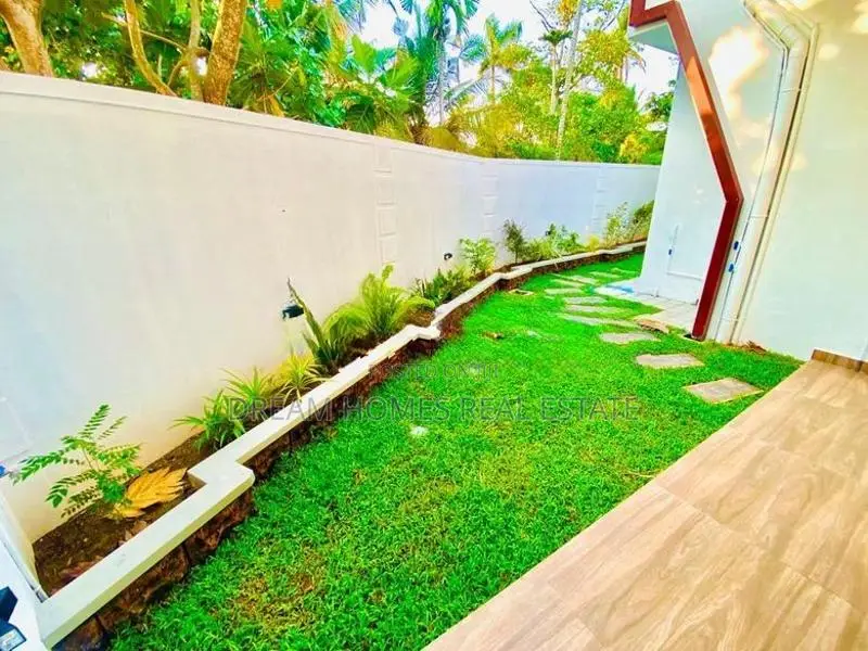 Brand New 3 Storied House for Sale in Piliyandala City.