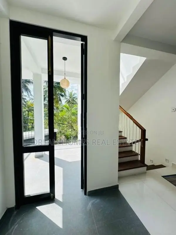 Luxury House For Sale Athrugiriya