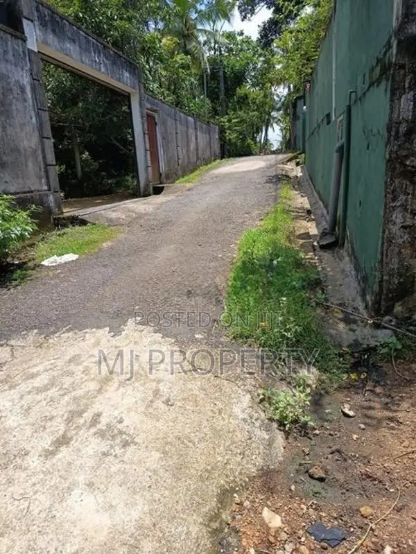 (GS-1183)Valuable HalfComplete Single Storey House for Sale Athurugiri