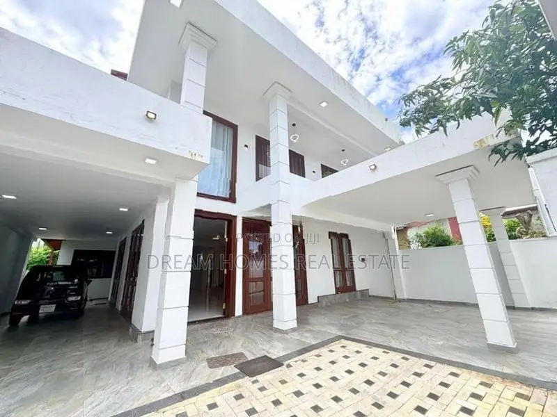 Luxury 6-Bedroom House for Sale in Akuregoda