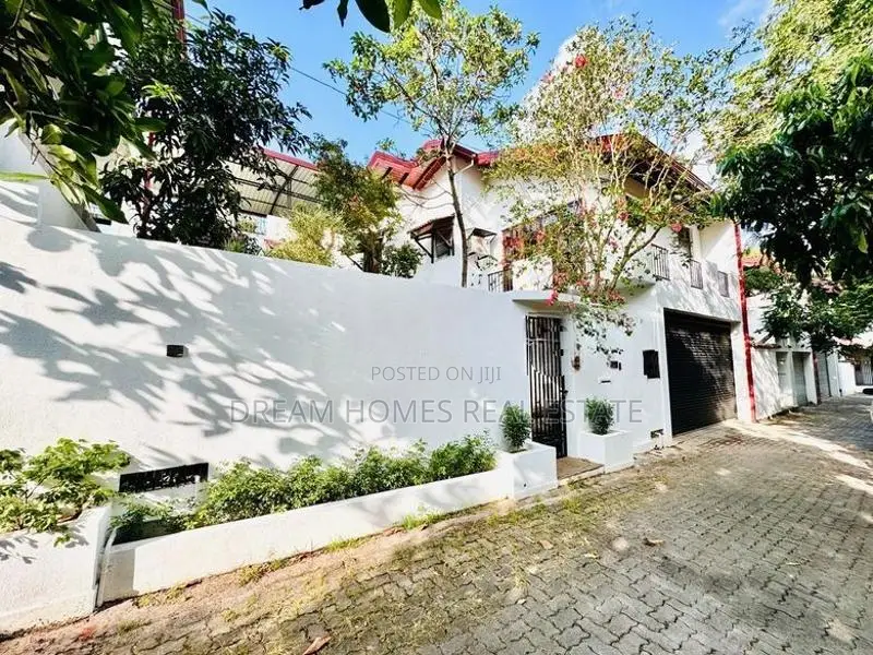 Luxury House for Sale on 16.5 Perches – Mirihana