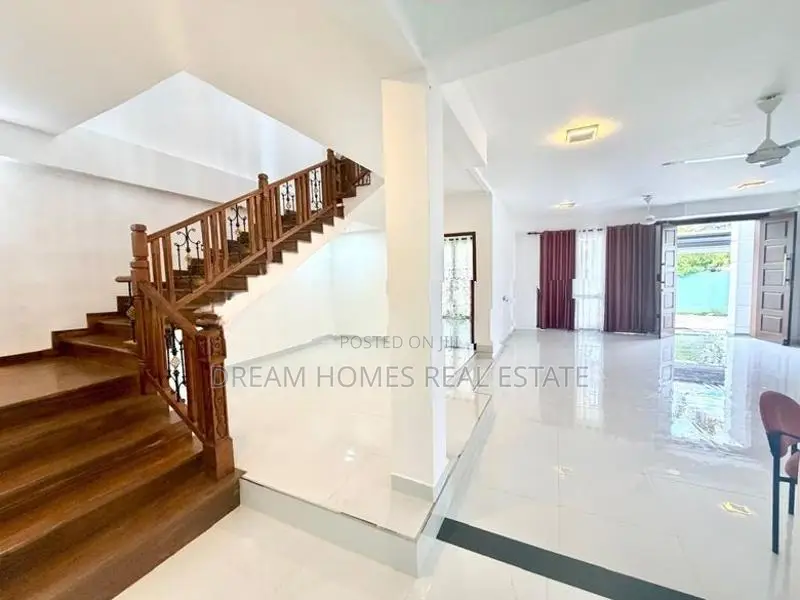 Luxury 6-Bedroom House for Sale in Akuregoda