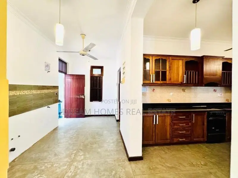 Luxury House for Sale on 16.5 Perches – Mirihana