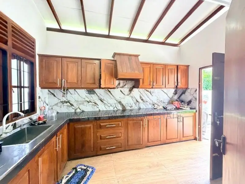 Luxury 6-Bedroom House for Sale in Akuregoda