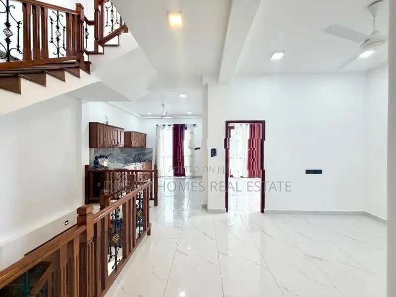 Luxury 6-Bedroom House for Sale in Akuregoda