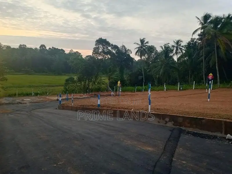 කඩවත වෑබඩ පාරෙන් ඉඩමක්