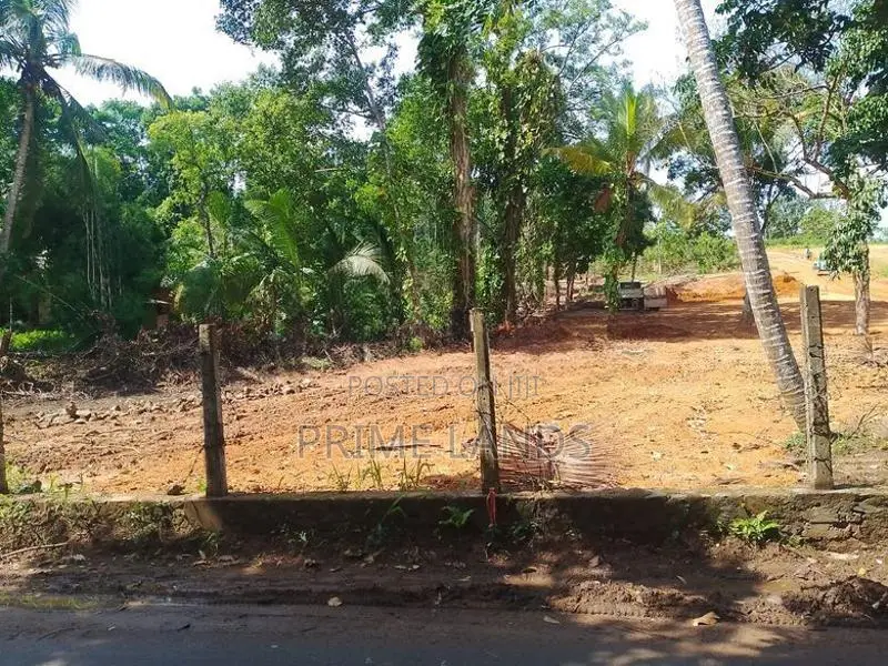 අලුත්වල මීඩියාගොඩ පුධාන පාරට මුහුණලා බිම් කොටස්