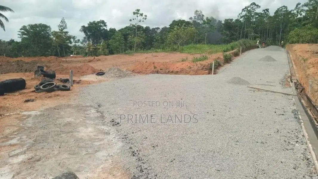 අලුත්වල මීඩියාගොඩ පුධාන පාරට මුහුණලා බිම් කොටස්