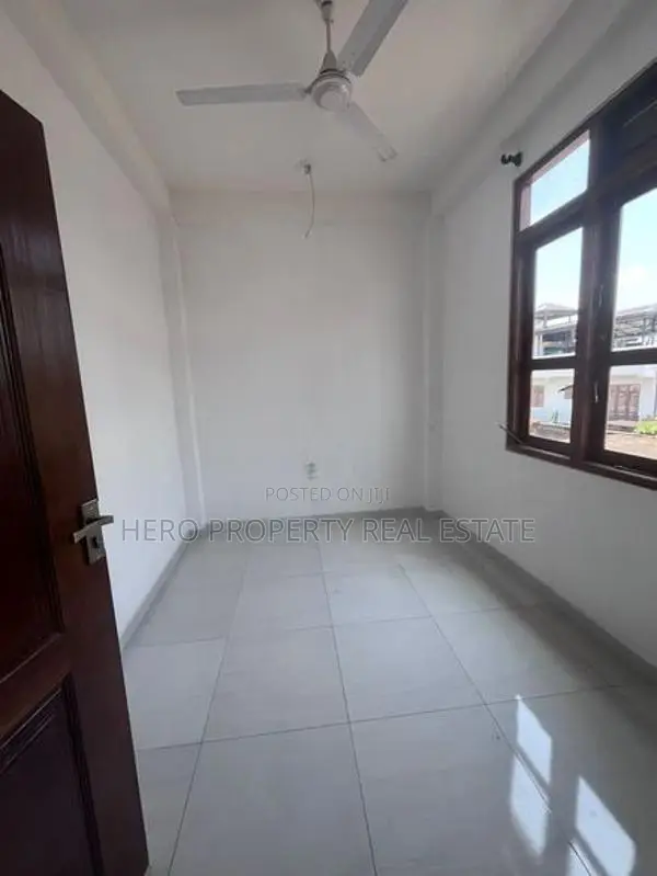 HJR100 - Three Storey Elegant House for Rent in Kiribathgoda