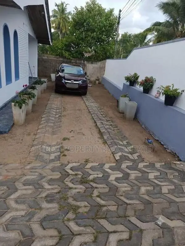 HJR110 - Semi Furnished House for Rent in Kadawatha 📍