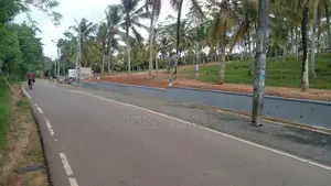 අහංගම සංචාරක කලාපයට ආසන්නව බිම් කොටස්
