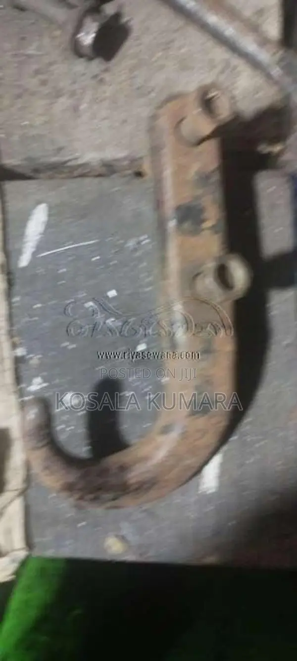 Chassis hook for SUV