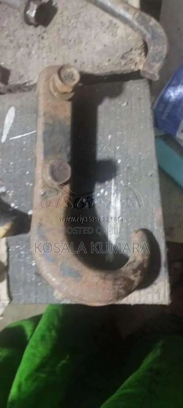 Chassis hook for SUV