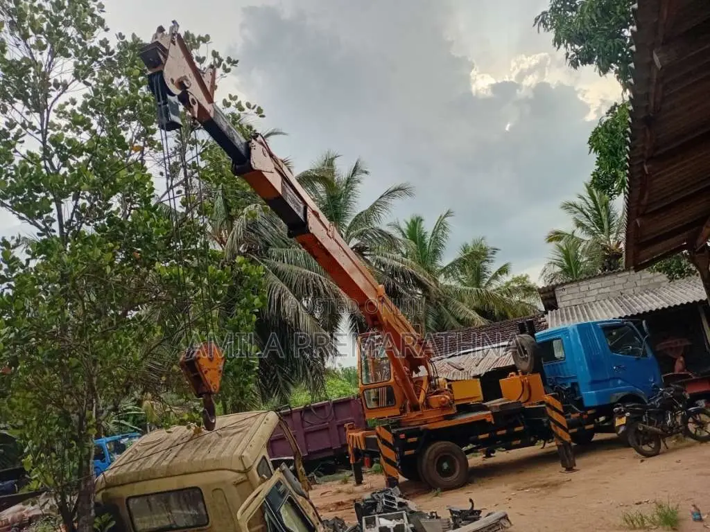 Mitsubishi 5 Ton Crane 1993 Heavy-Duty (Used)