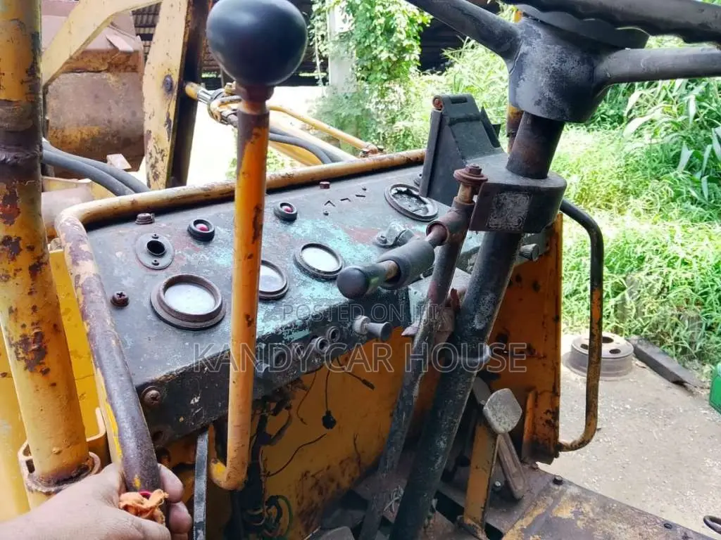Mitsubishi Loader 1999 Heavy-Duty (Used)
