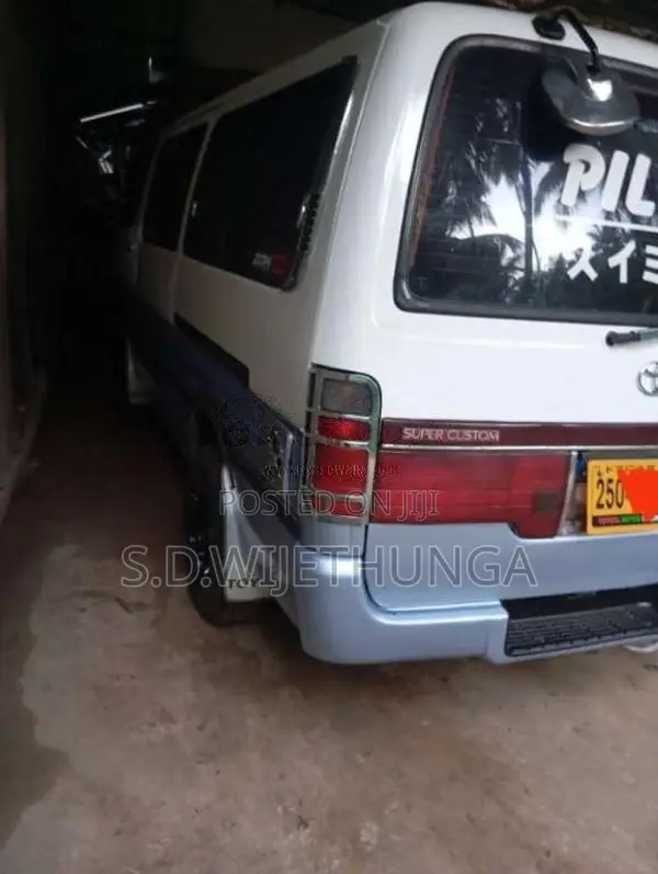 Toyota Dolphin 1994 Van (Used)