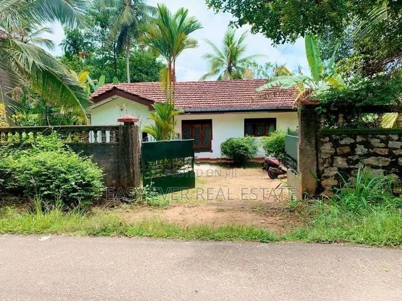 වරකාපොල අඹේපුස්ස අඩුපෙ පාරෙන් නිවසක්.පර්චස් 35 මිල ලක්ෂ 78/=|CH 9345
