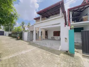 අලුත්ම දෙමහල් නිවසක් තලවතුගොඩින්