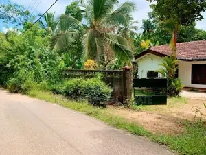 වරකාපොල අඹේපුස්ස අඩුපෙ පාරෙන් නිවසක්.පර්චස් 35 මිල ලක්ෂ 78/=|CH 9345