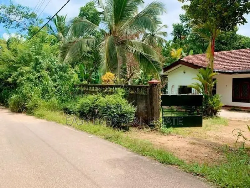 වරකාපොල අඹේපුස්ස අඩුපෙ පාරෙන් නිවසක්.පර්චස් 35 මිල ලක්ෂ 78/=|CH 9345