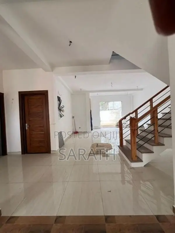 අලුත්ම දෙමහල් නිවසක් තලවතුගොඩින්