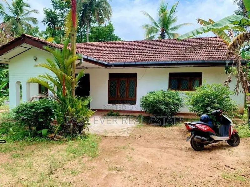 වරකාපොල අඹේපුස්ස අඩුපෙ පාරෙන් නිවසක්.පර්චස් 35 මිල ලක්ෂ 78/=|CH 9345