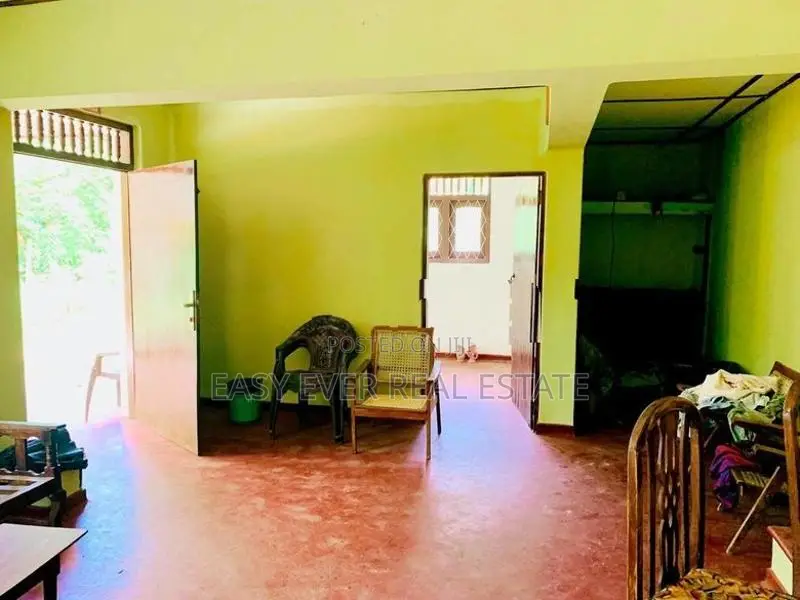 වරකාපොල අඹේපුස්ස අඩුපෙ පාරෙන් නිවසක්.පර්චස් 35 මිල ලක්ෂ 78/=|CH 9345