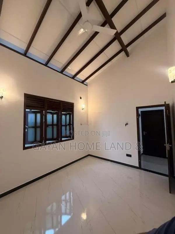 පර්චස් 18 ක් සහිත අලුත්ම නිවසක් විකිණීමට පොල්ගස්ඕවිට හංදියට ආසන්නයෙන්