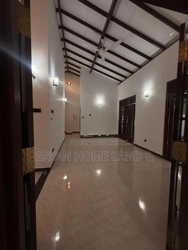 පර්චස් 18 ක ඉදිවූ අලුත්ම තනිමහල් නිවසක් විකිණීමට පොල්ගස්ඕවිට කැස්බෑව